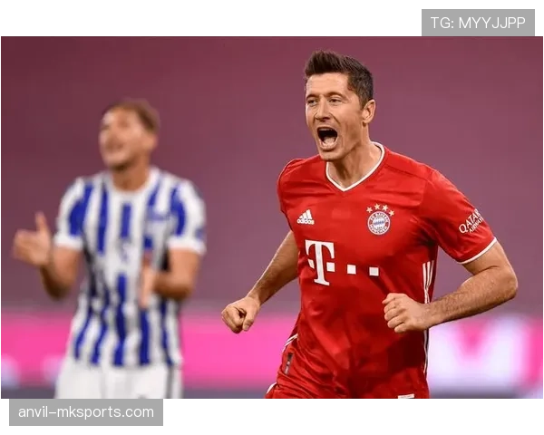 莱万多夫斯基生涯解析：传统中锋到全能终结者的进化路径